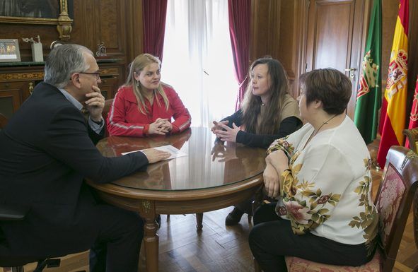 asociacion-alas-de-ucrania-entrega-un-diplona-de-agradecimiento-al-alcalde-de-pamplona-navarra